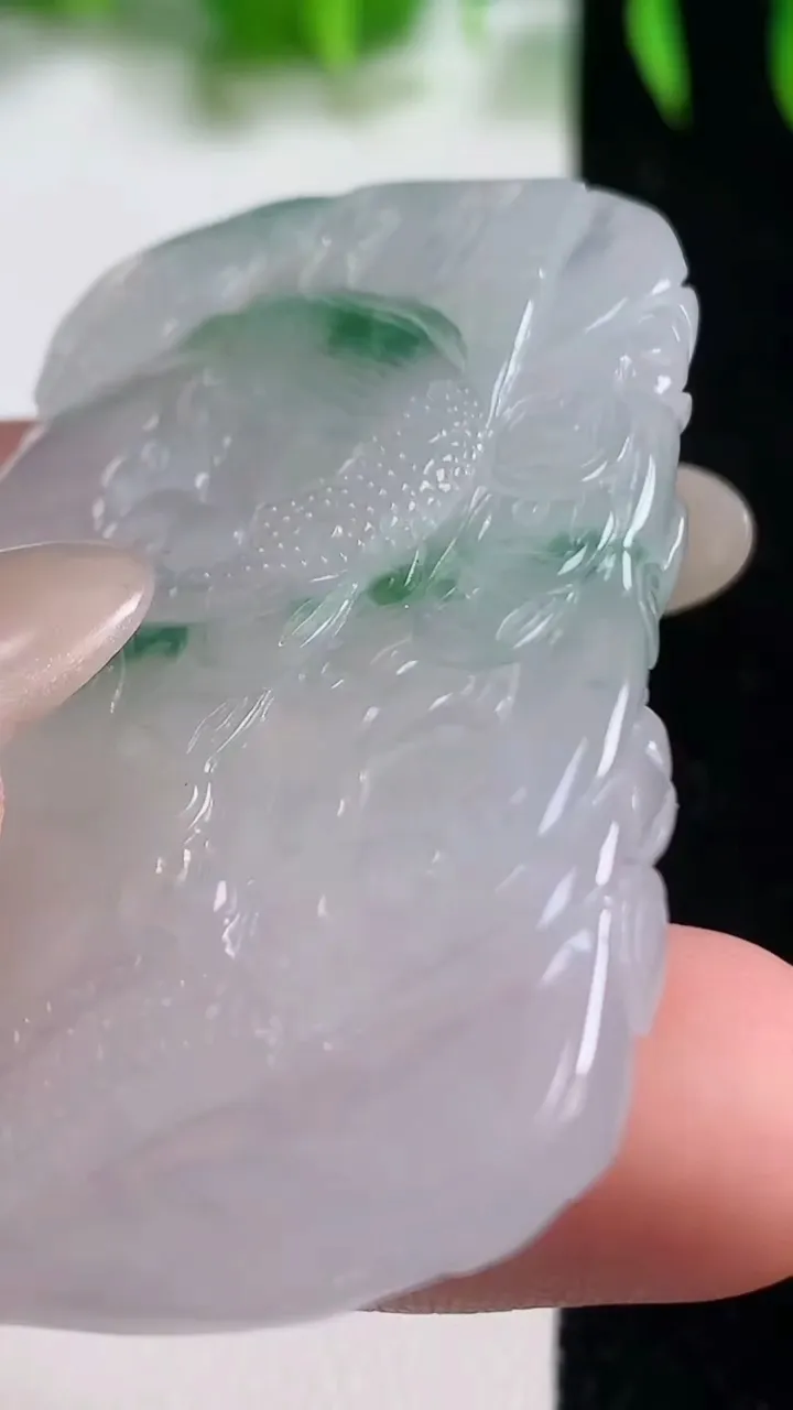 天然A货翡翠冰种飘花龙牌吊坠，尺寸51.6-32.4-7.3，重量:27.35g
10月19日