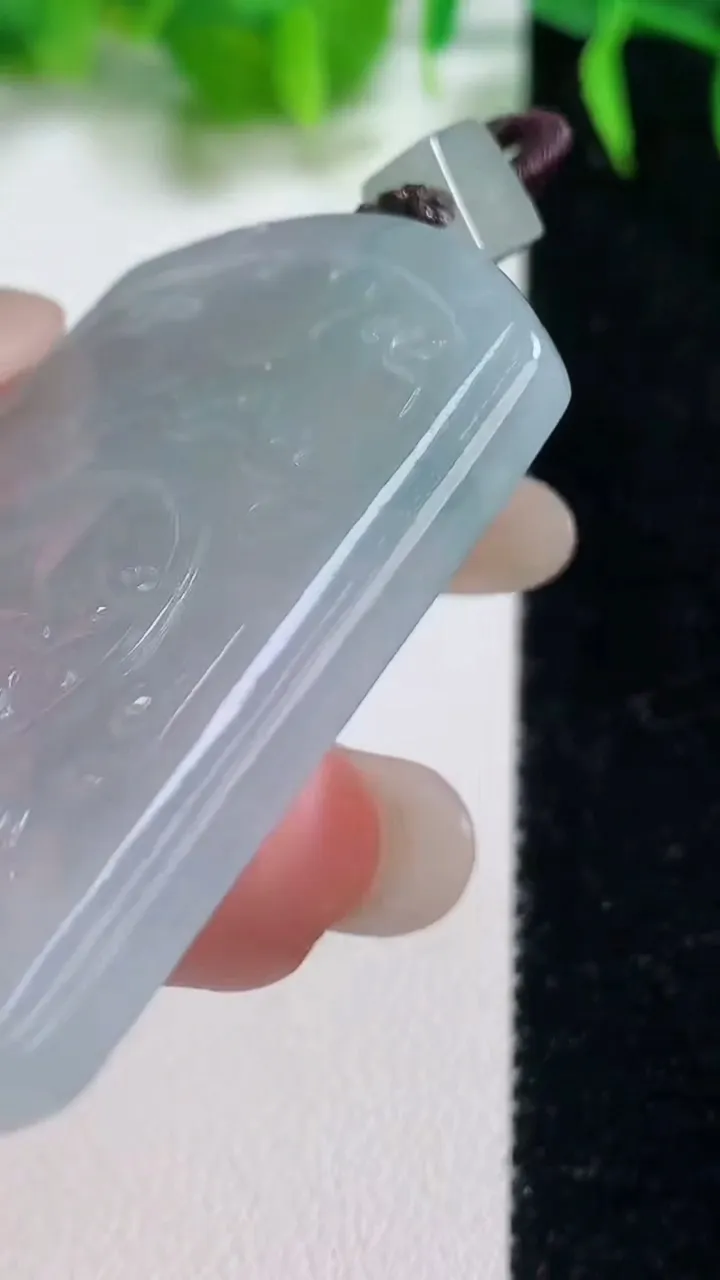 天然A货翡翠冰种飘花仿古无事牌吊坠，尺寸52-38-4.8，重量:24.73g
10月19日