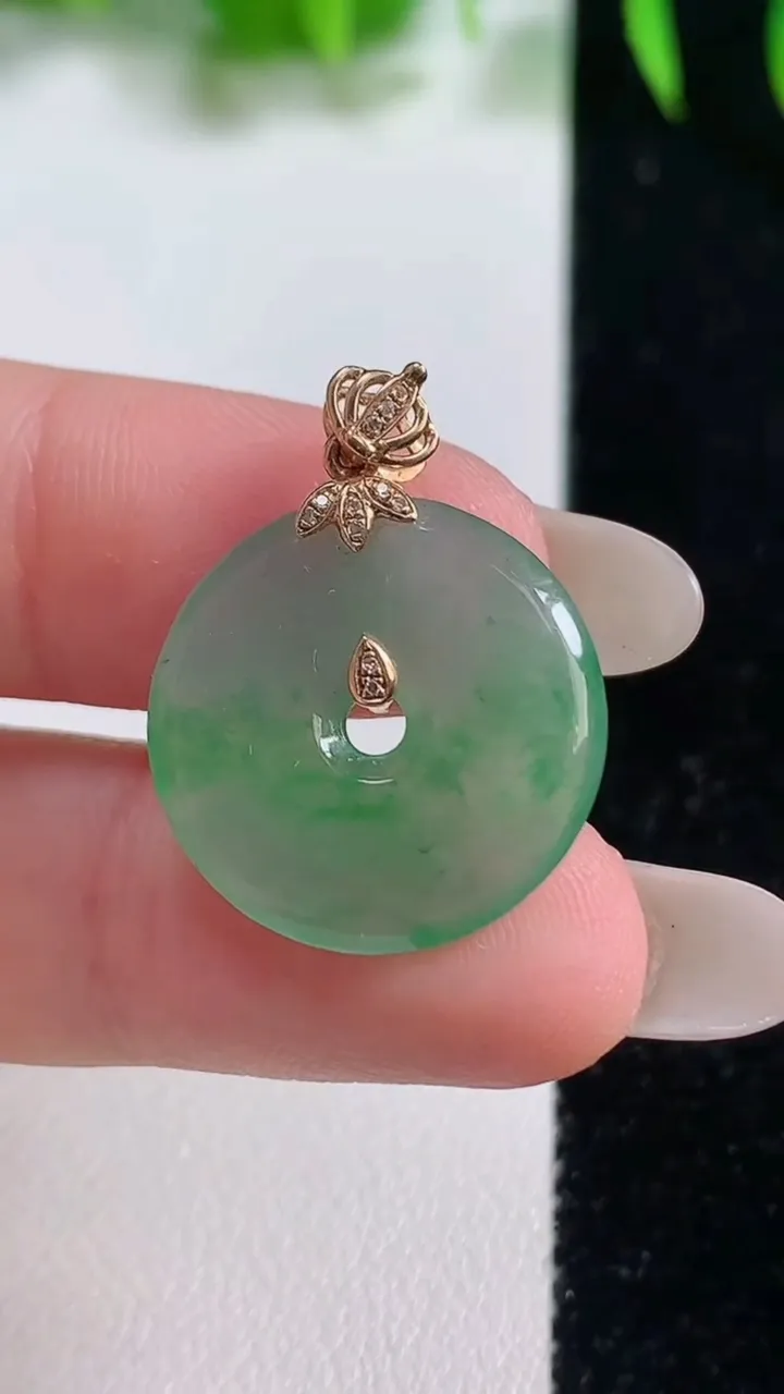 天然A货翡翠平安扣吊坠，尺寸19.6-2.5，重量:2.75g
10月19日