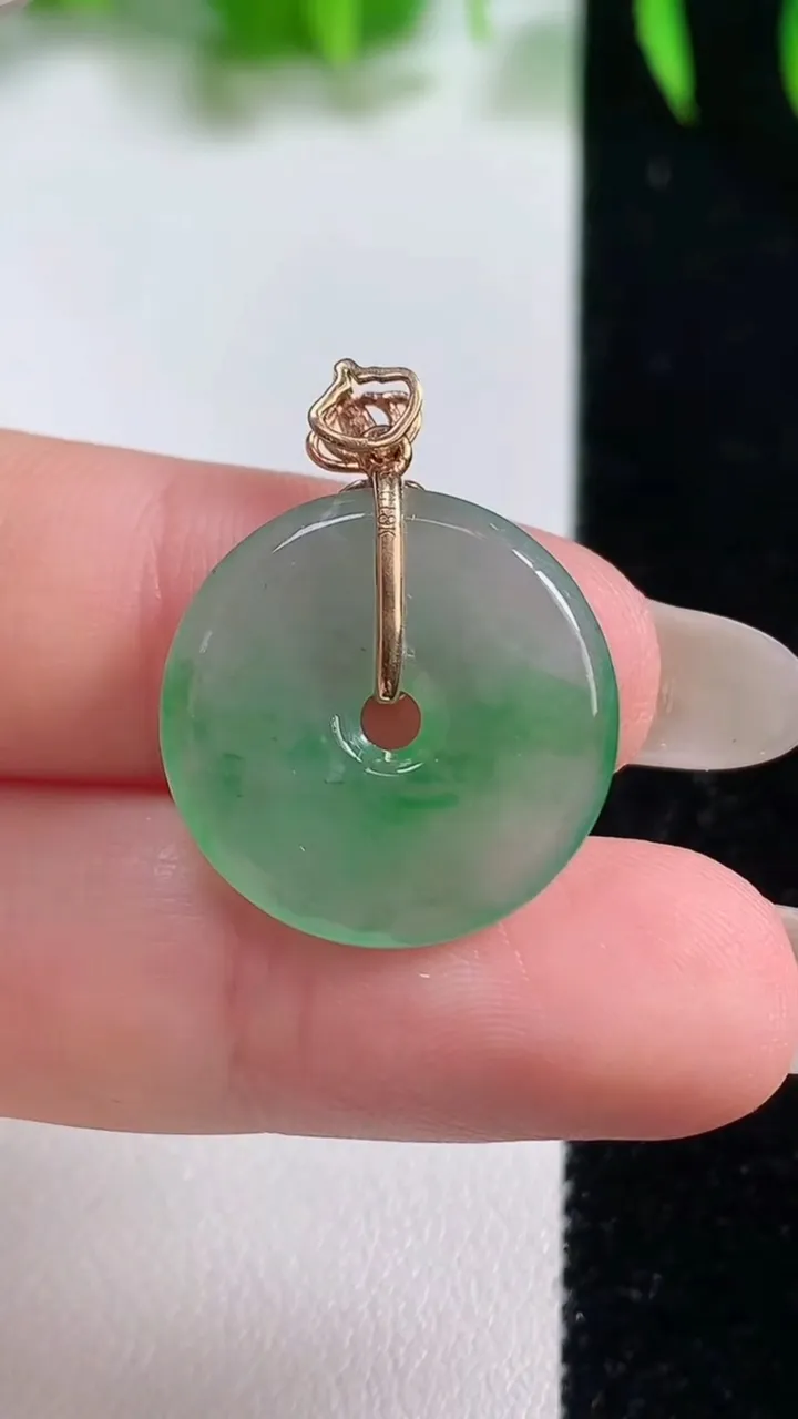 天然A货翡翠平安扣吊坠，尺寸19.6-2.5，重量:2.75g
10月19日