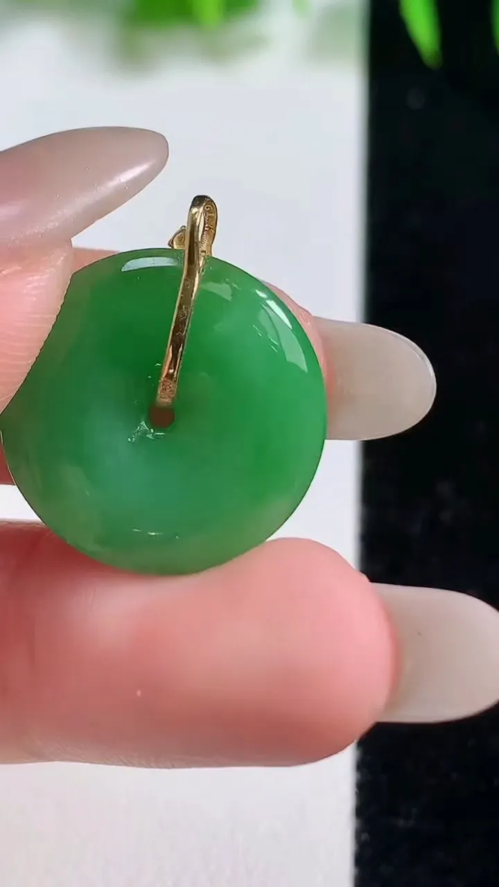 天然A货翡翠平安扣吊坠，尺寸19.3-4，重量:3.13g
10月19日
