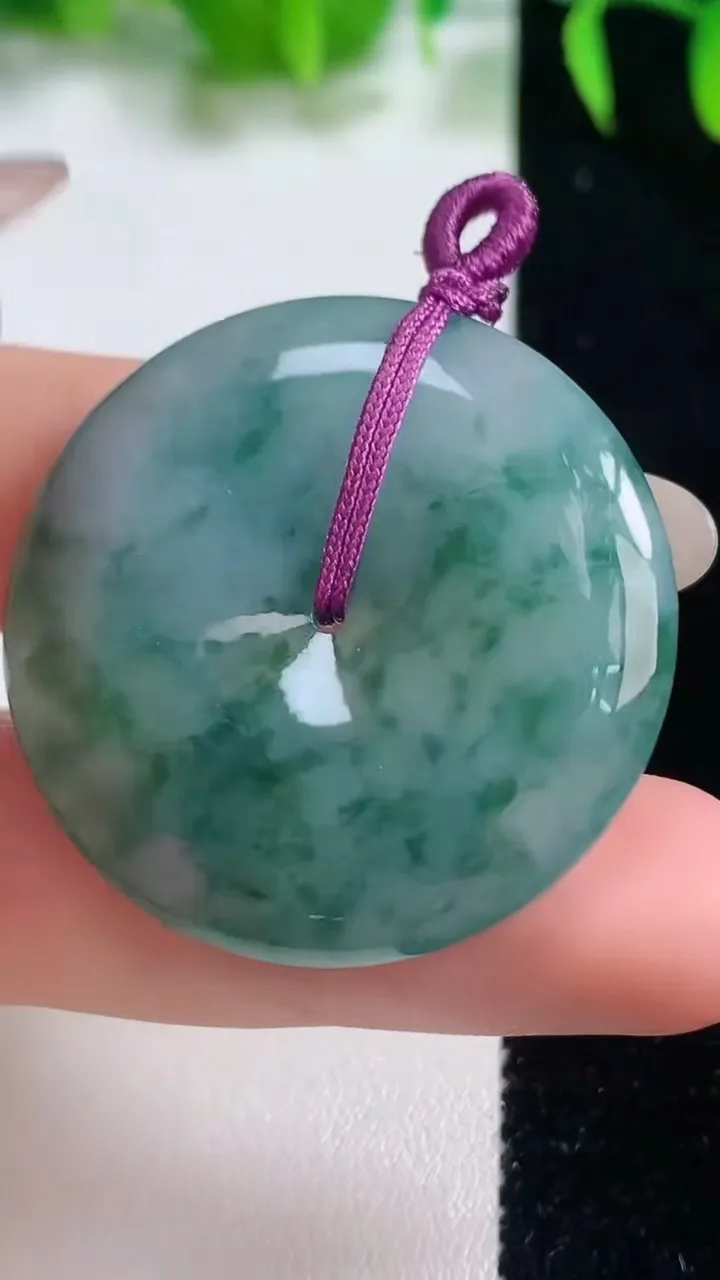 天然A货翡翠冰种飘花平安扣吊坠，尺寸34.7-6.4，重量:16.67g
10月19日
