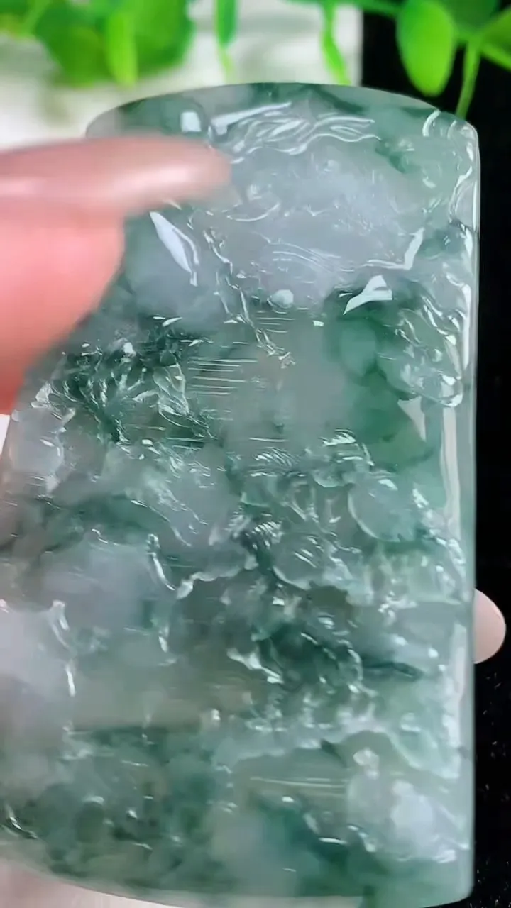 天然A货翡翠牌吊坠，尺寸68.8-42.6-7，重量:46.35g
10月19日