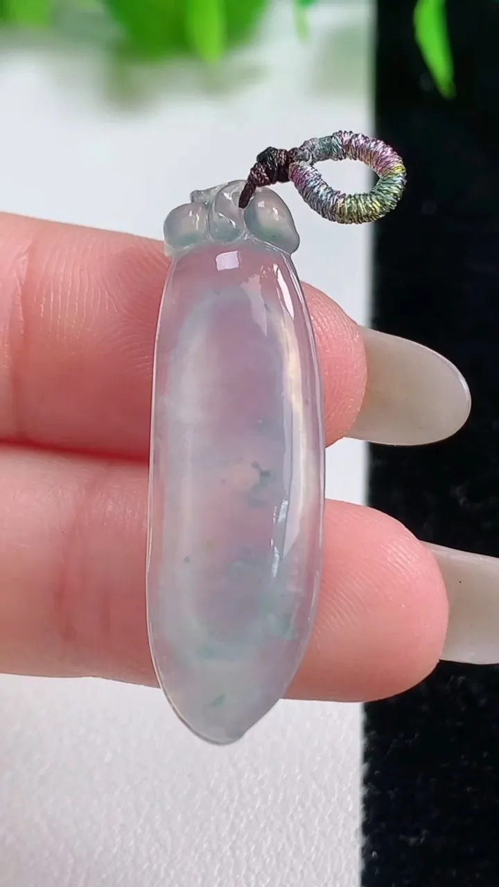 天然A货翡翠冰种飘花福瓜吊坠，尺寸35.4-10-4.3，重量:3.52g
10月19日