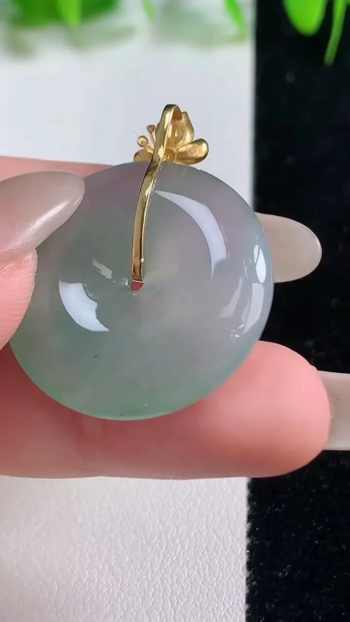 天然A货翡翠平安扣吊坠，尺寸27-5.8，重量:9.35g
10月19日