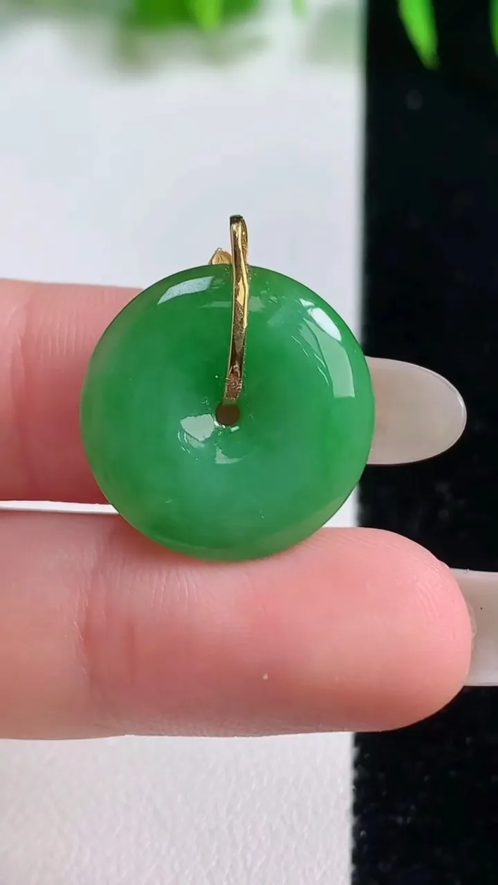 天然A货翡翠平安扣吊坠，尺寸19.3-4，重量:3.13g
10月19日
