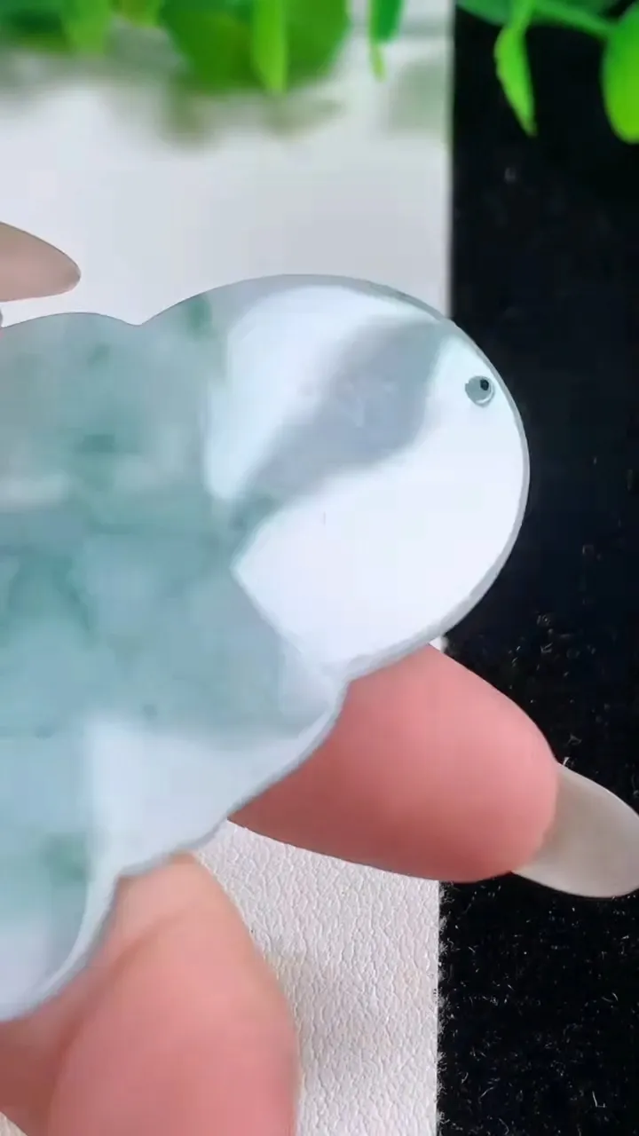 天然A货翡翠冰种飘花观音菩萨吊坠，尺寸65.6-38.7-5.6，重量:26.28g
10月19日