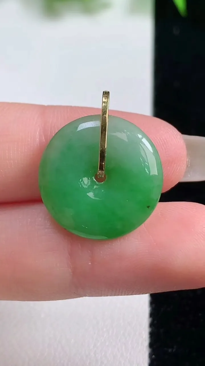 天然A货翡翠平安扣吊坠，尺寸18.4-3.6，重量:2.67g
10月19日