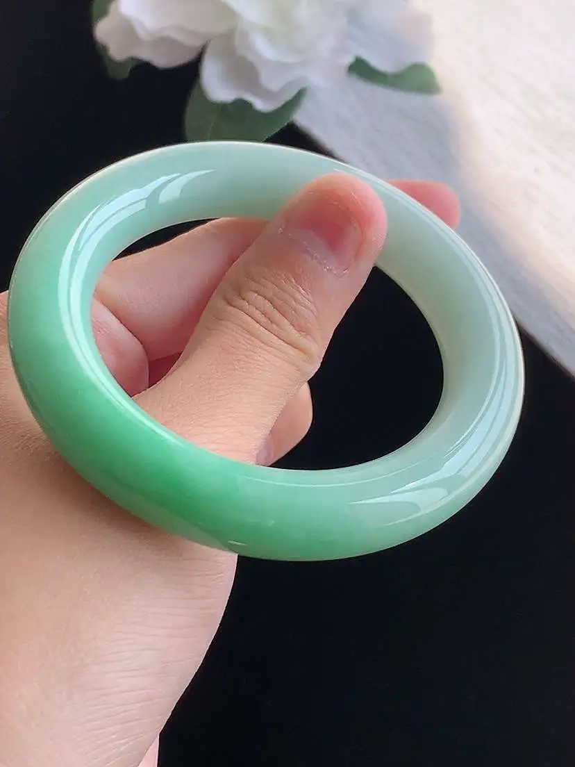 a货翡翠老坑冰种飘绿胖圆条手镯52-53小圈口  尺寸52×11.6mm 重量72.16g 1018