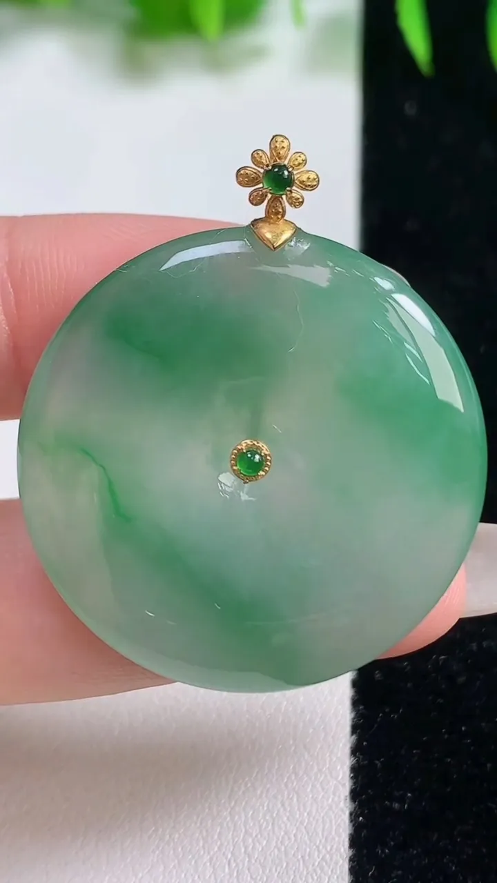 天然A货翡翠平安扣吊坠，尺寸34-5.2，重量:13.44g
10月19日