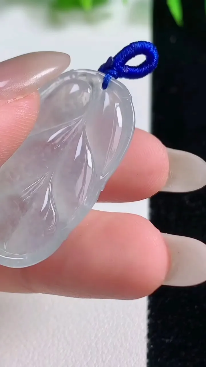 天然A货翡翠冰种飘花金枝玉叶 叶子吊坠，尺寸33.2-17.7-5.6，重量:6.92g
10月19日