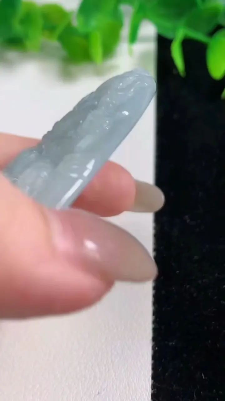 天然A货翡翠不动明王吊坠，尺寸67.4-47.3-9，重量:48.88g
10月19日