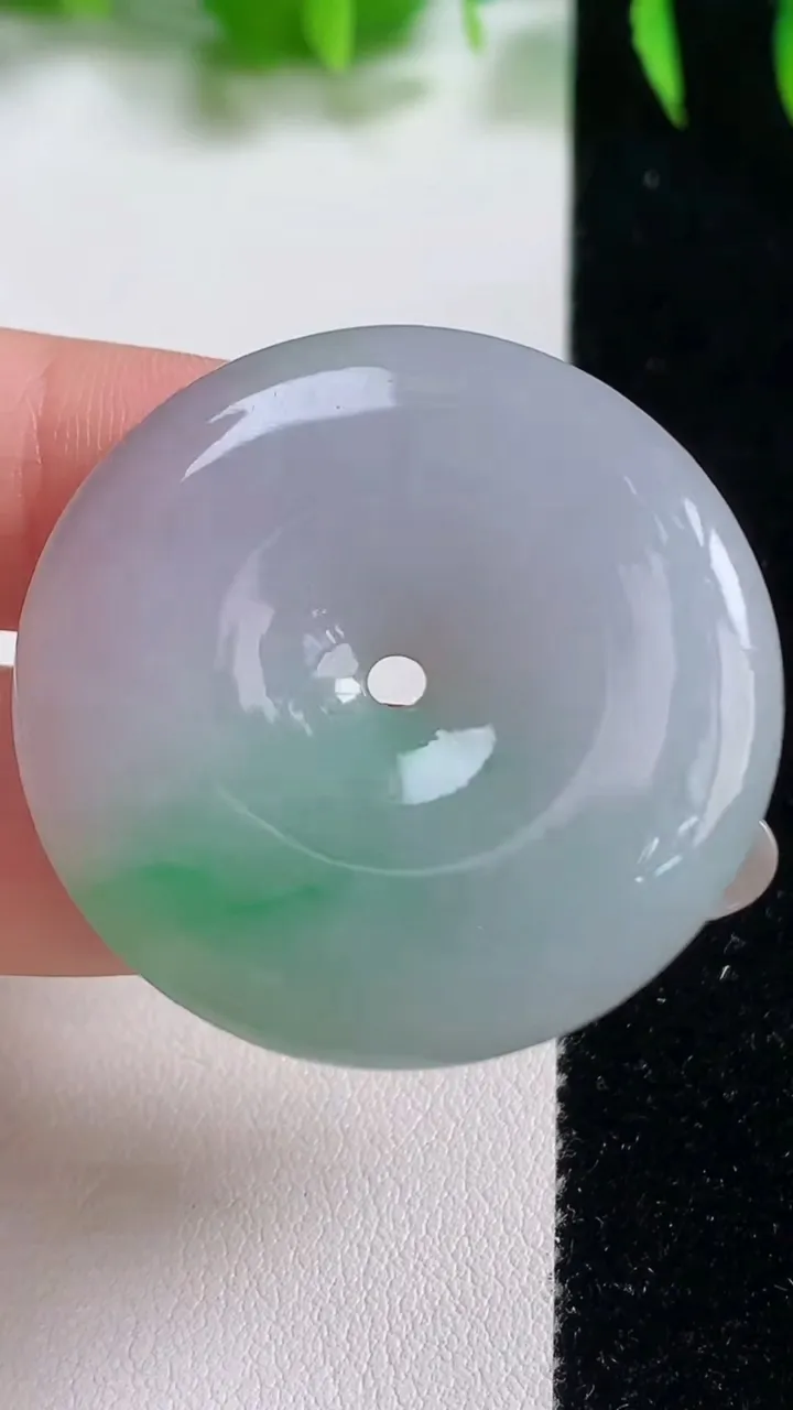 天然A货翡翠平安扣吊坠，尺寸36-6，重量:17.47g
10月19日