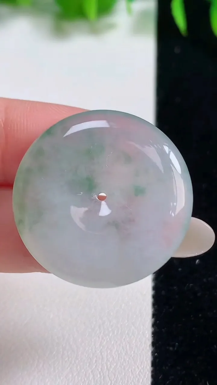 天然A货翡翠冰种飘花平安扣吊坠，尺寸28.8-5.3，重量:10.00g
10月19日