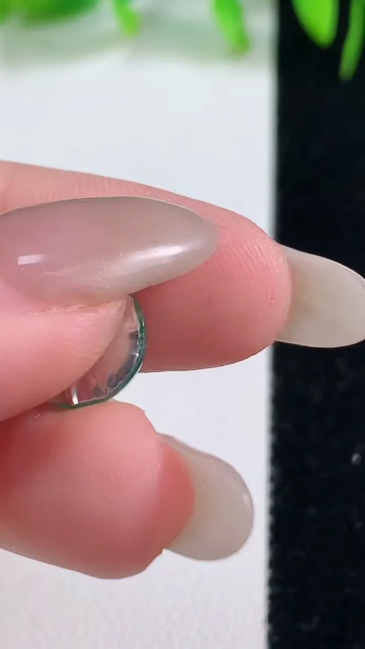 天然A货翡翠蛋面镶嵌件，尺寸10.4-9.7-5，重量:0.85g
10月19日