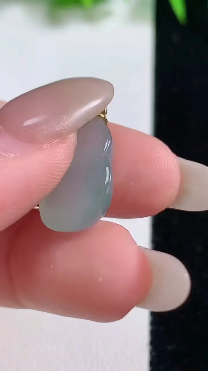天然A货翡翠葫芦吊坠，尺寸18-13-6.3，重量:2.56g
10月19日