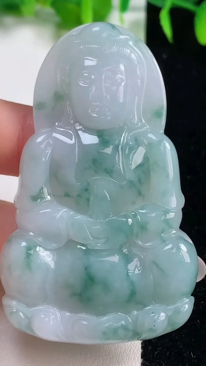 天然A货翡翠冰种飘花观音菩萨吊坠，尺寸65.6-38.7-5.6，重量:26.28g
10月19日
