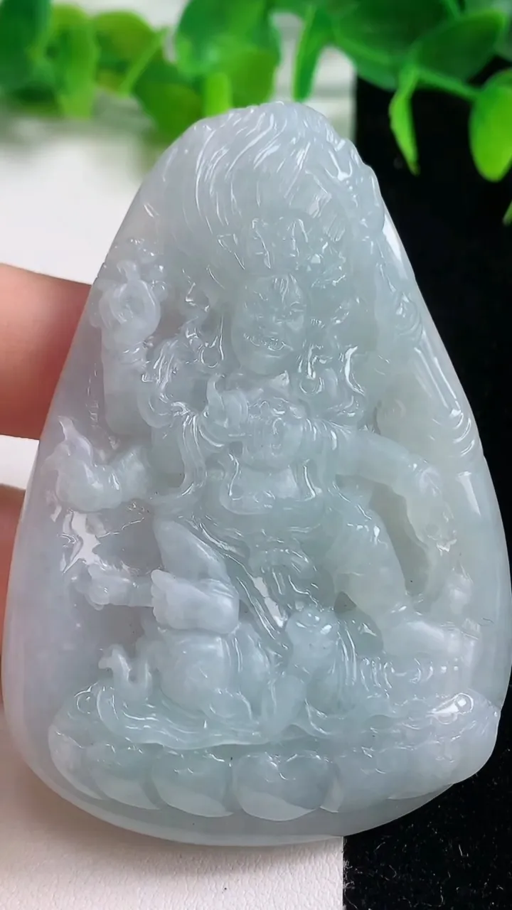 天然A货翡翠不动明王吊坠，尺寸67.4-47.3-9，重量:48.88g
10月19日