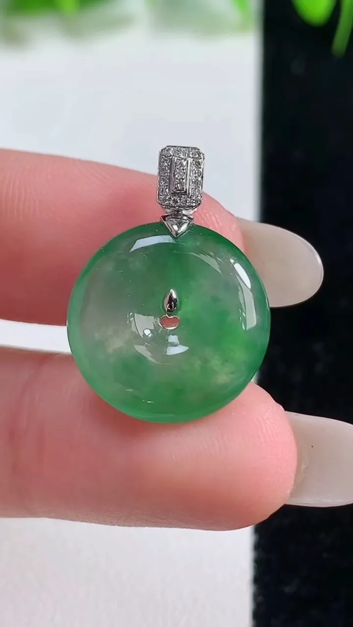 天然A货翡翠平安扣吊坠，尺寸16-4，重量:2.93g
10月19日
