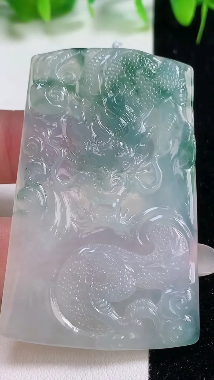 天然A货翡翠冰种飘花龙牌吊坠，尺寸60.4-38.7-3.8，重量:24.57g
10月19日