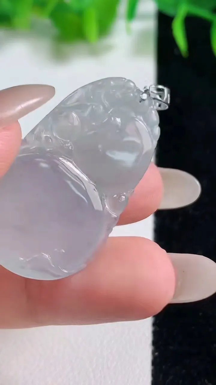 天然A货翡翠种白冰葫芦吊坠，尺寸36-21.4-5，重量:7.14g
10月19日