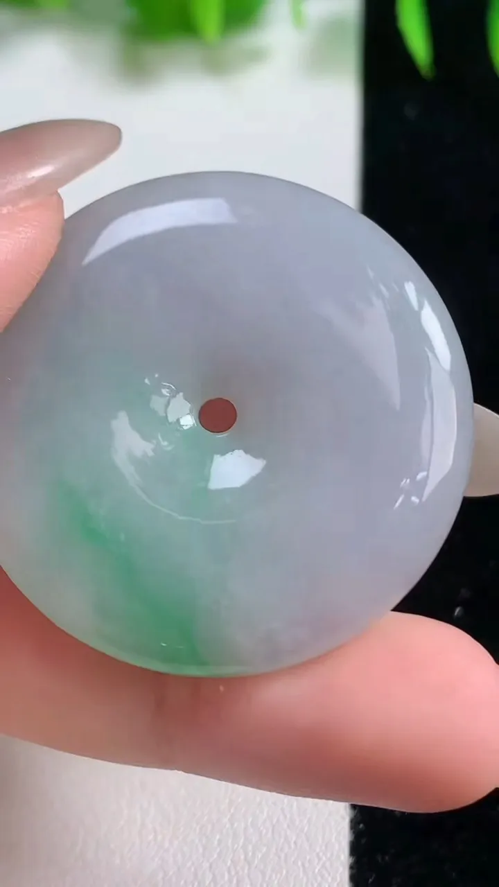天然A货翡翠平安扣吊坠，尺寸36-6，重量:17.47g
10月19日