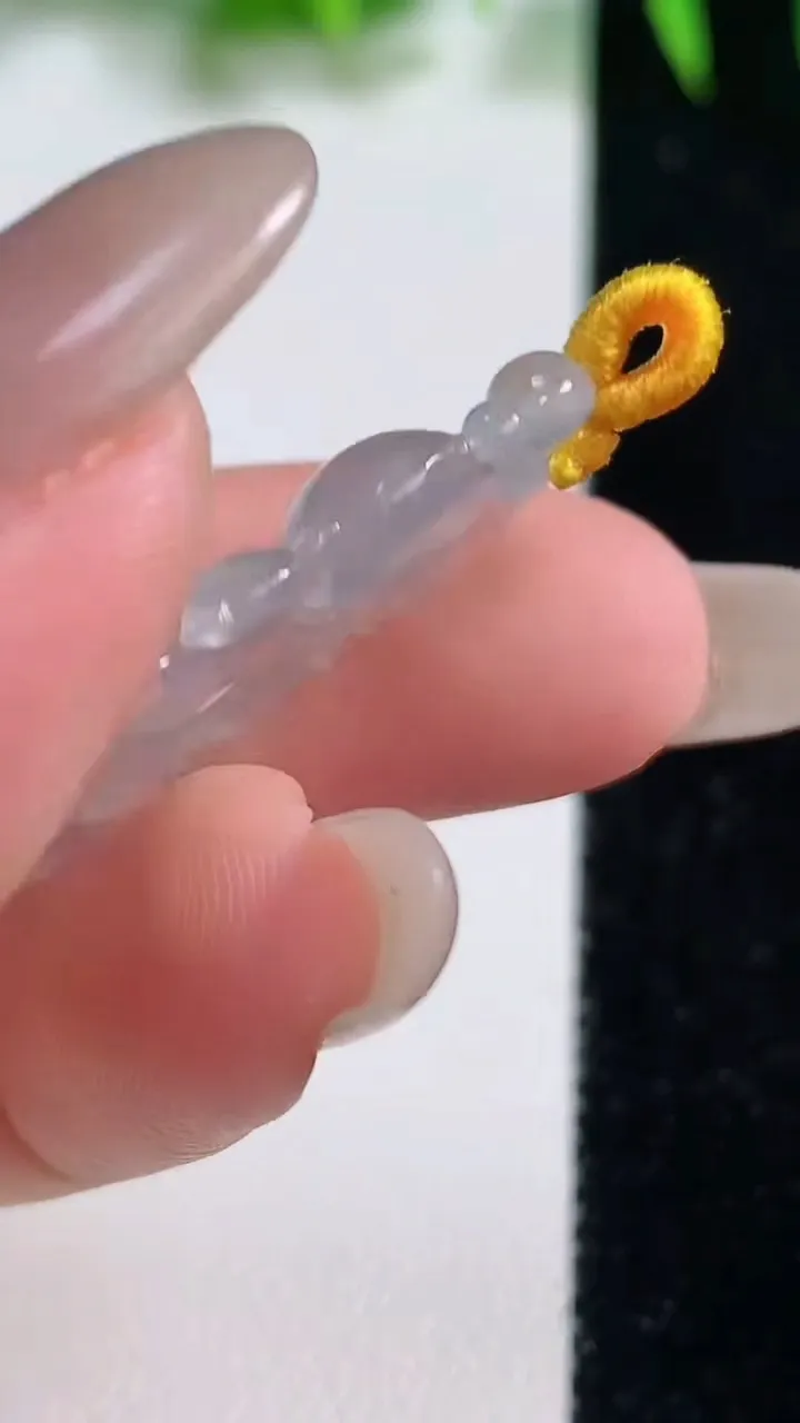 天然A货翡翠生肖猴吊坠，尺寸30.4-18.4-2.4，重量:3.40g
10月19日
