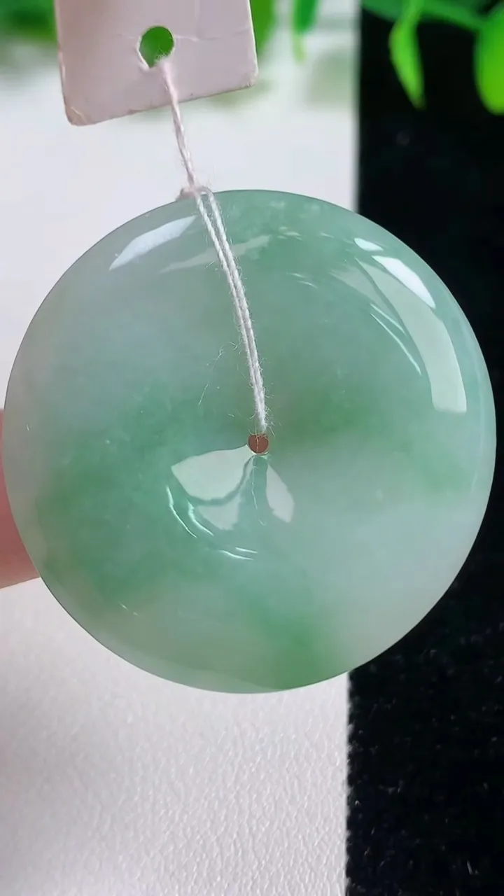 天然A货翡翠平安扣吊坠，尺寸37.6-6.4，重量:18.30g
10月19日