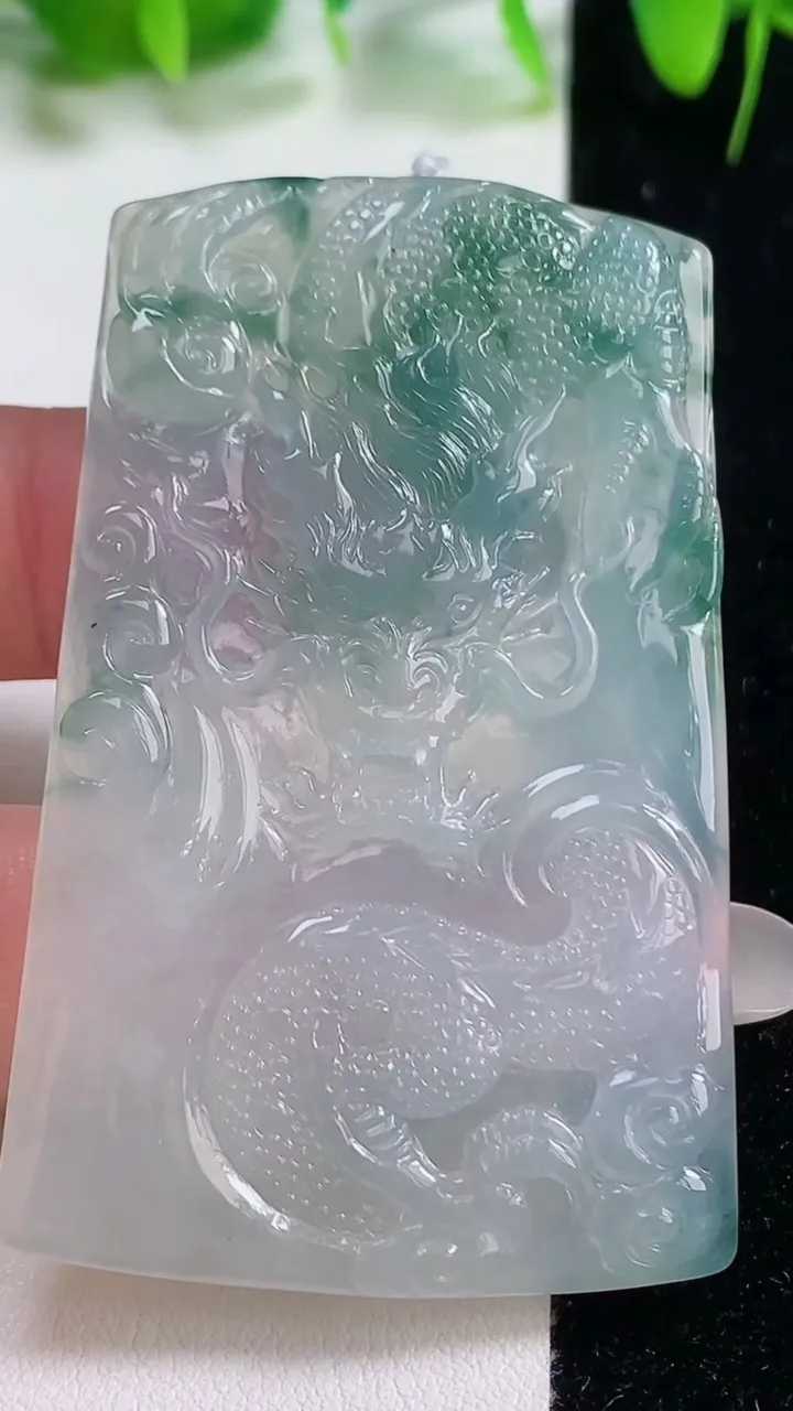 天然A货翡翠冰种飘花龙牌吊坠，尺寸60.4-38.7-3.8，重量:24.57g
10月19日
