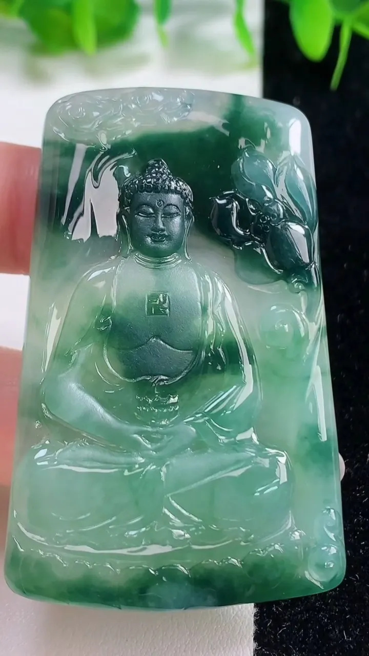 天然A货翡翠大日如来吊坠，尺寸59.7-37.5-5，重量:26.75g
10月19日