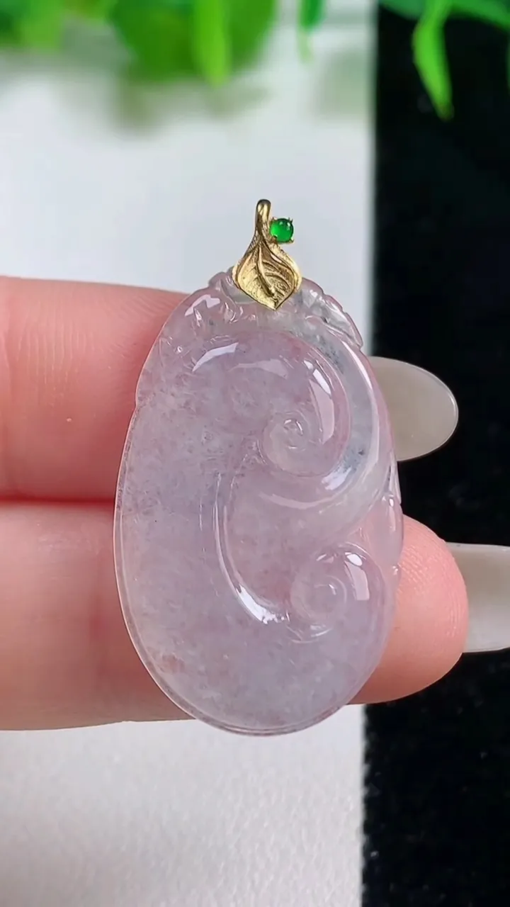 天然A货翡翠种白冰如意吊坠，尺寸28.2-18.4-2.6，重量:3.21g
10月19日