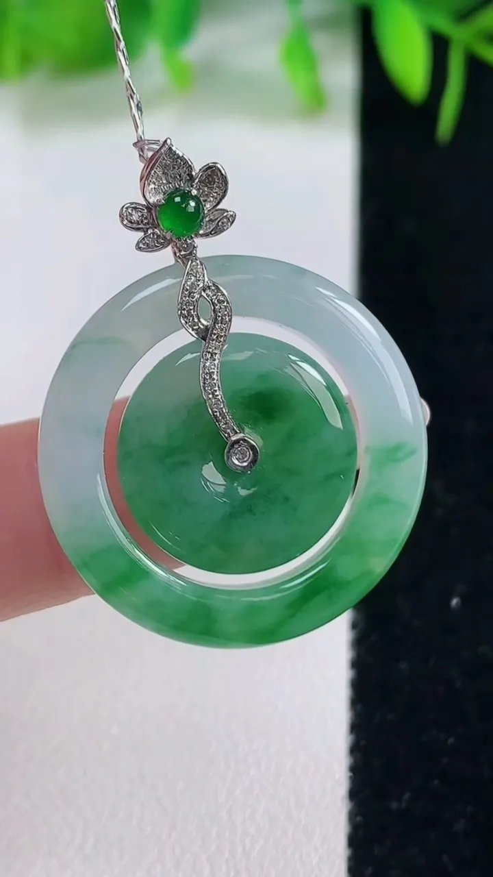 天然A货翡翠母子平安环吊坠，尺寸26.4-5，重量:6.60g
尺寸-，:6.6010月19日