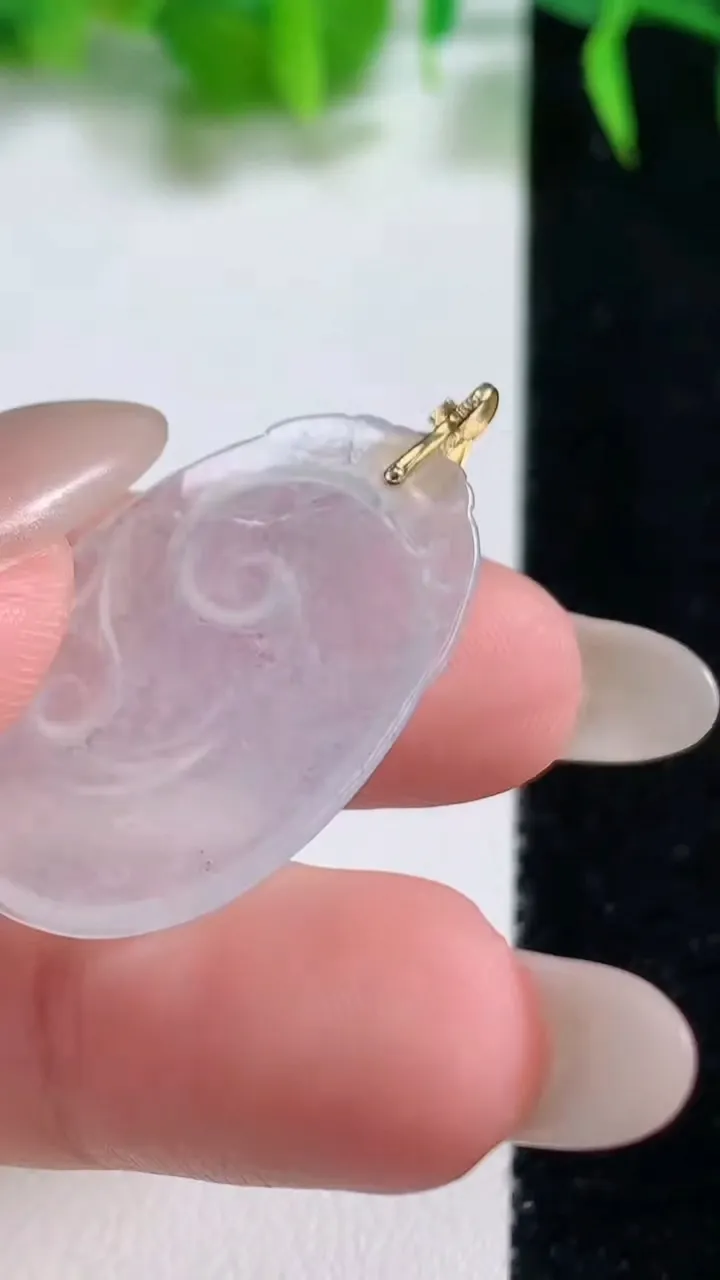 天然A货翡翠种白冰如意吊坠，尺寸28.2-18.4-2.6，重量:3.21g
10月19日
