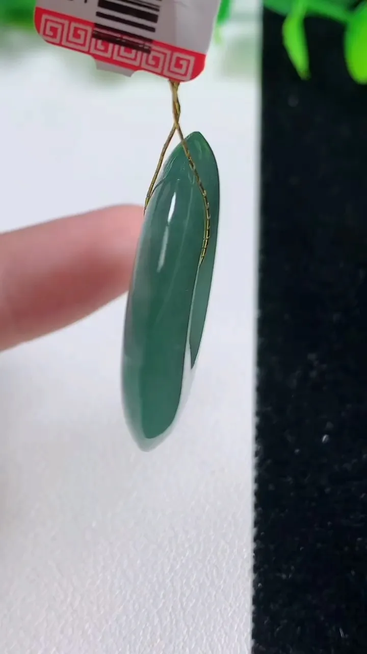 天然A货翡翠平安扣吊坠，尺寸31.8-5.7，重量:13.50g
10月19日