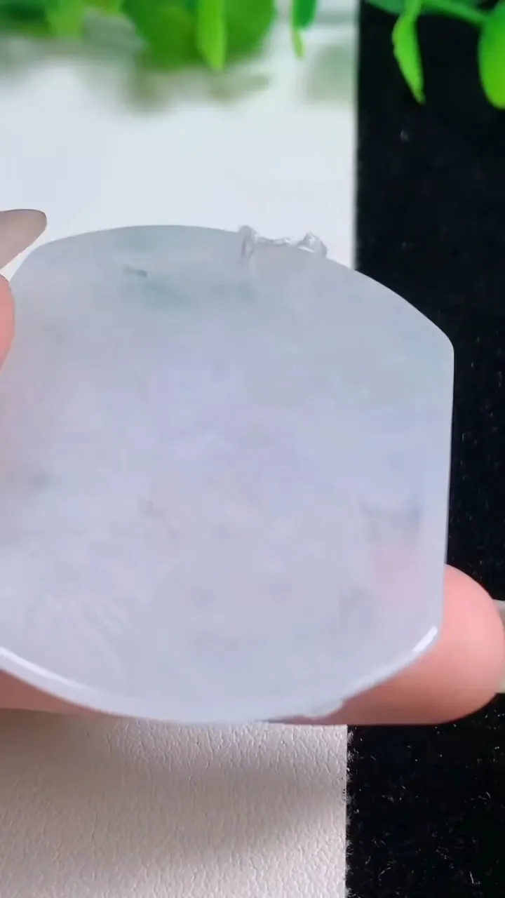 天然A货翡翠冰种飘花生肖兔吊坠，尺寸53.2-44-6.3，重量:32.15g
10月19日