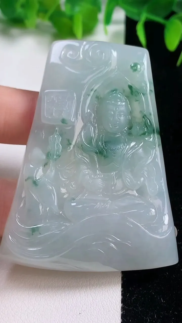 天然A货翡翠冰种飘花虚空藏菩萨吊坠，尺寸63-47.7-8.2，重量:40.00g
10月19日
