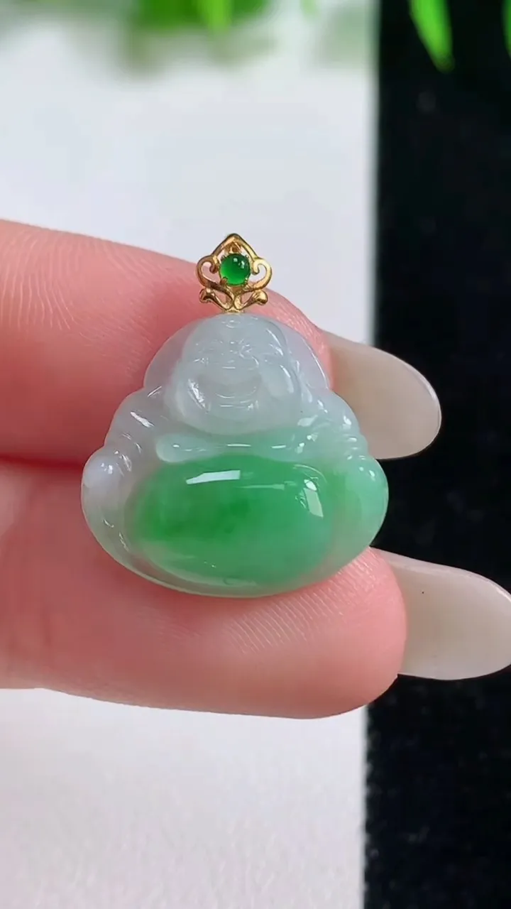 天然A货翡翠佛公吊坠，尺寸17.2-18.3-3.3，重量:1.84g
10月19日