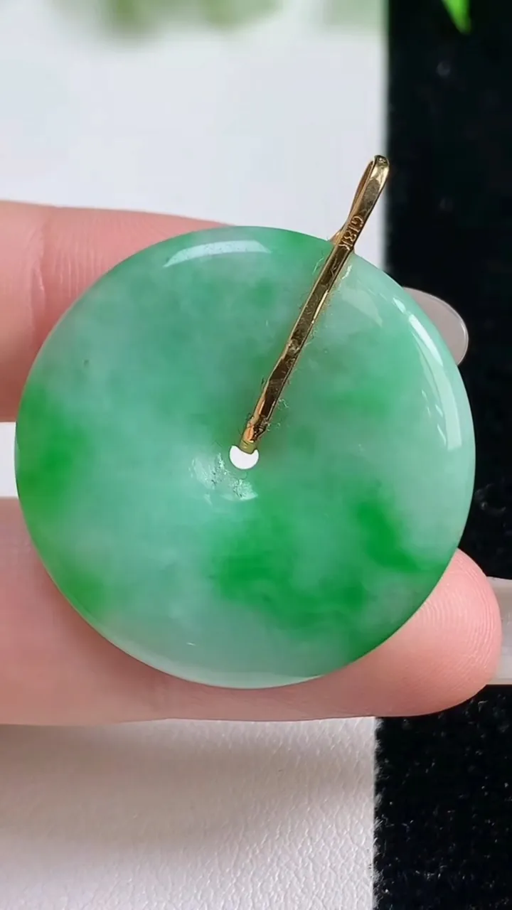 天然A货翡翠平安扣吊坠，尺寸30.7-5.5，重量:11.07g
10月19日