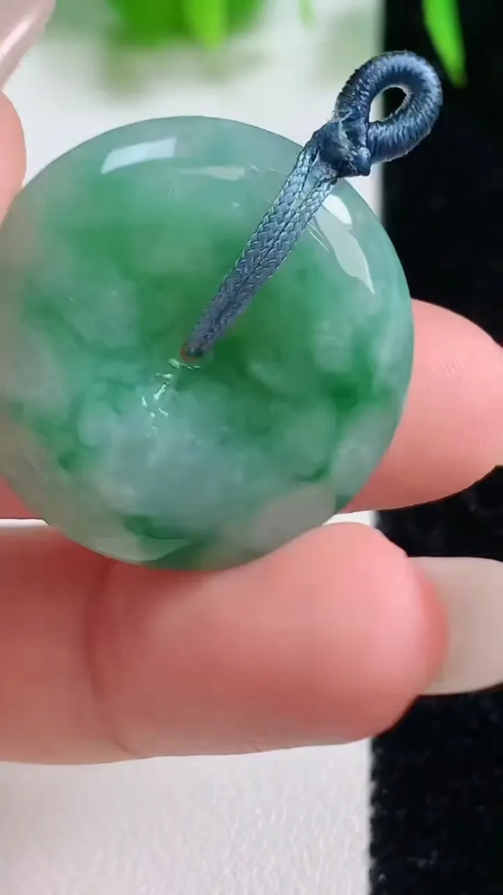 天然A货翡翠平安扣吊坠，尺寸26.7-5.9，重量:9.20g
10月19日