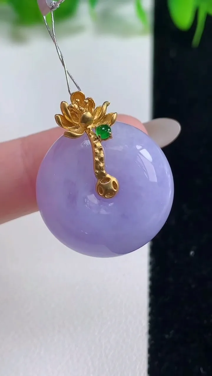 天然A货翡翠18K金紫罗兰平安扣吊坠，尺寸22.3-11.7，重量:13.40g
10月19日