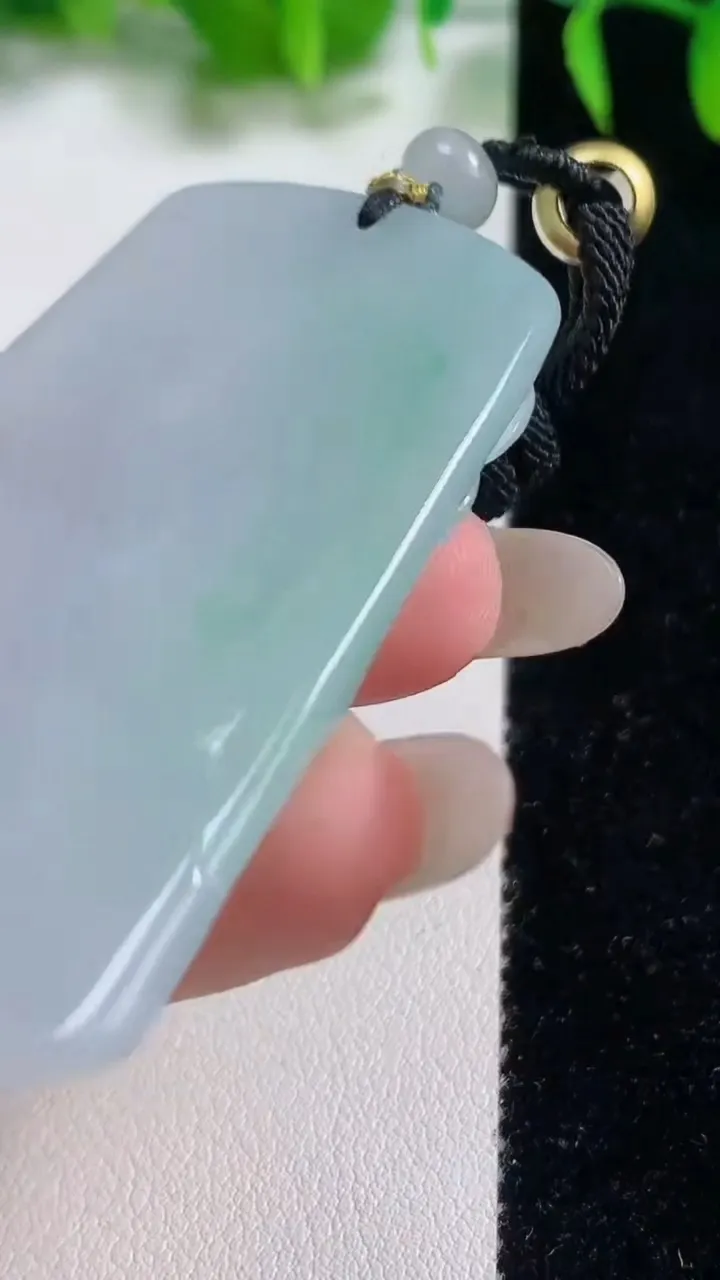 天然A货翡翠虚空藏菩萨吊坠，尺寸59.2-33.7-6.4，重量:30.37g
10月19日