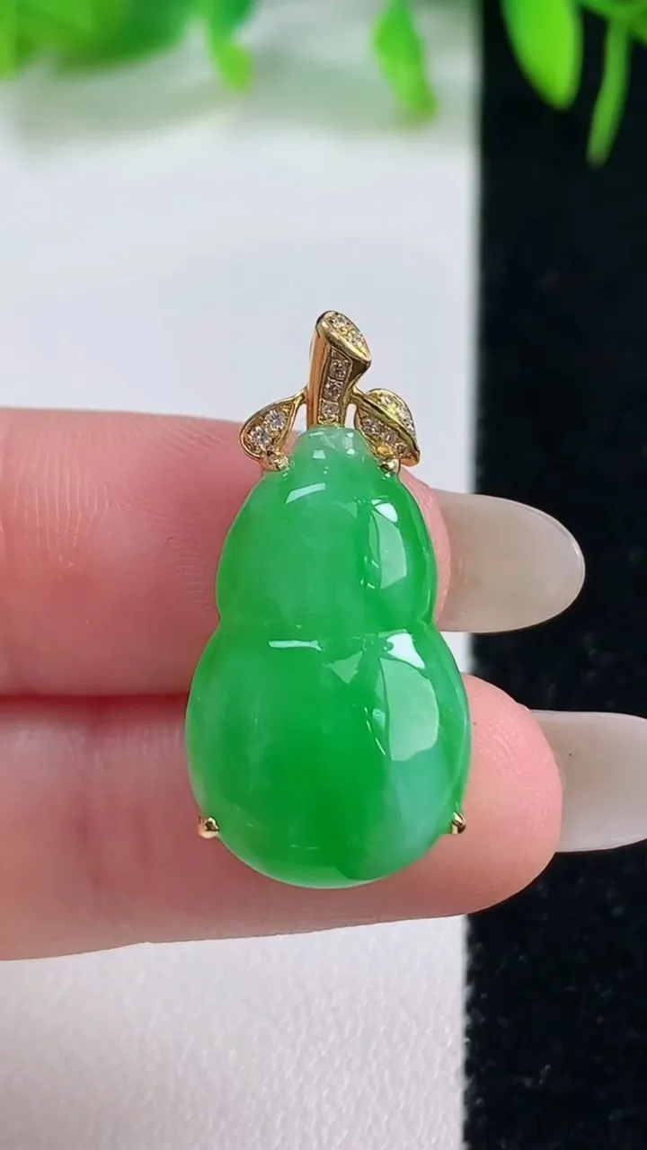 天然A货翡翠葫芦吊坠，尺寸21.3-14-6.3，重量:3.63g
10月19日