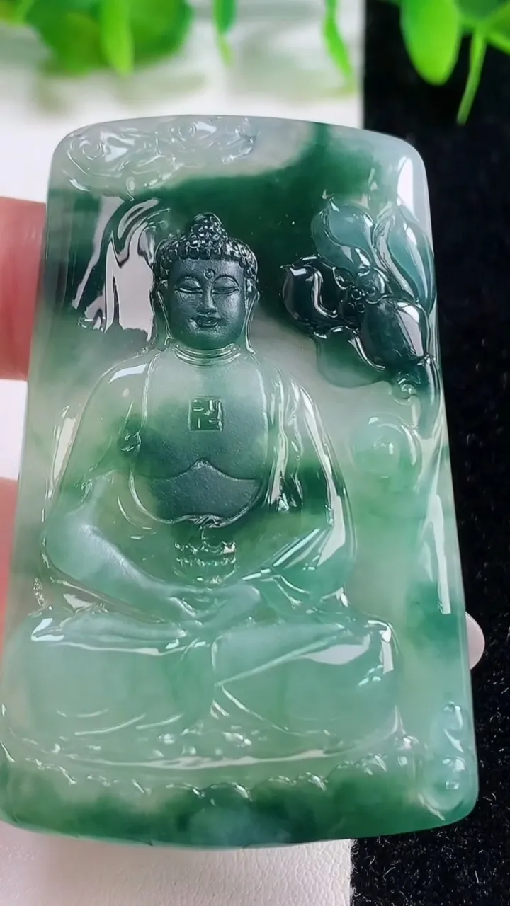 天然A货翡翠大日如来吊坠，尺寸59.7-37.5-5，重量:26.75g
10月19日