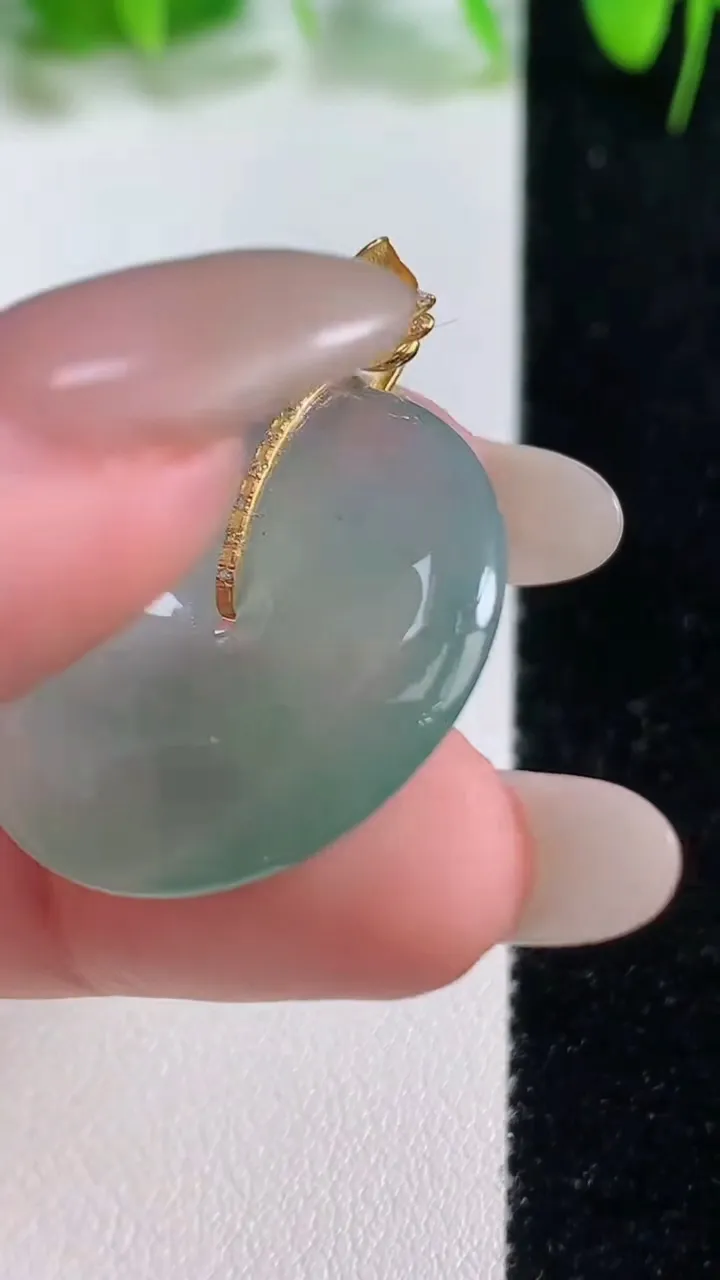 天然A货翡翠平安扣吊坠，尺寸27-5.8，重量:9.35g
10月19日