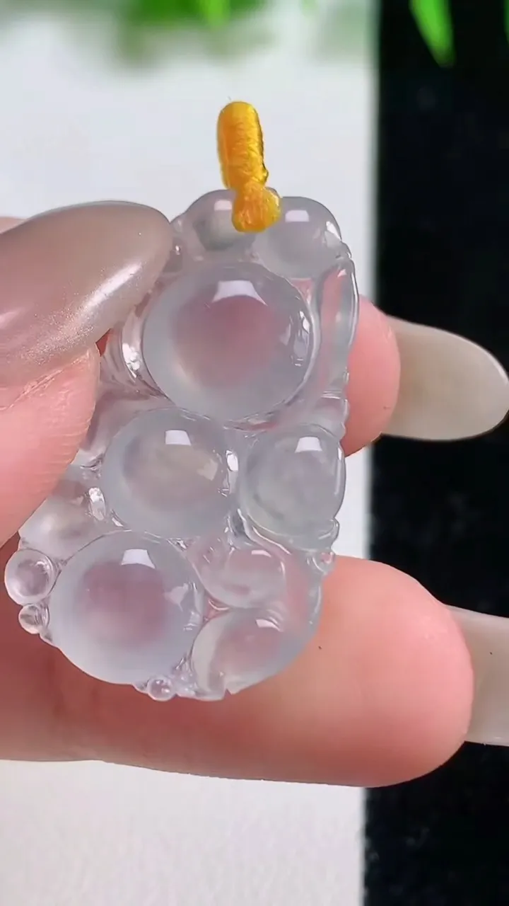 天然A货翡翠生肖猴吊坠，尺寸30.4-18.4-2.4，重量:3.40g
10月19日