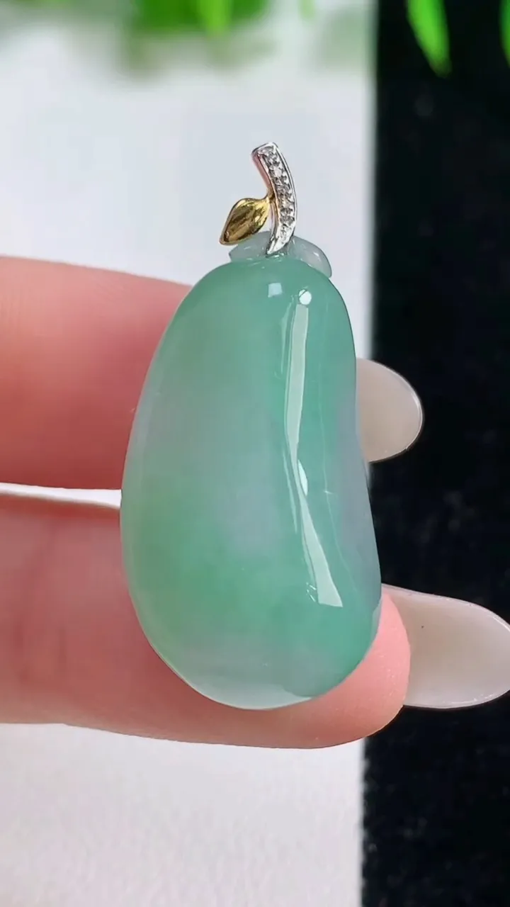 天然A货翡翠福瓜吊坠，尺寸26.8-15.3-11.2，重量:8.56g
10月19日
