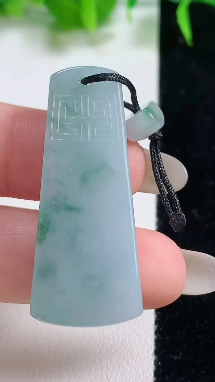 天然A货翡翠冰种飘花仿古无事牌吊坠，尺寸40-17-5.9，重量:11.45g
10月19日