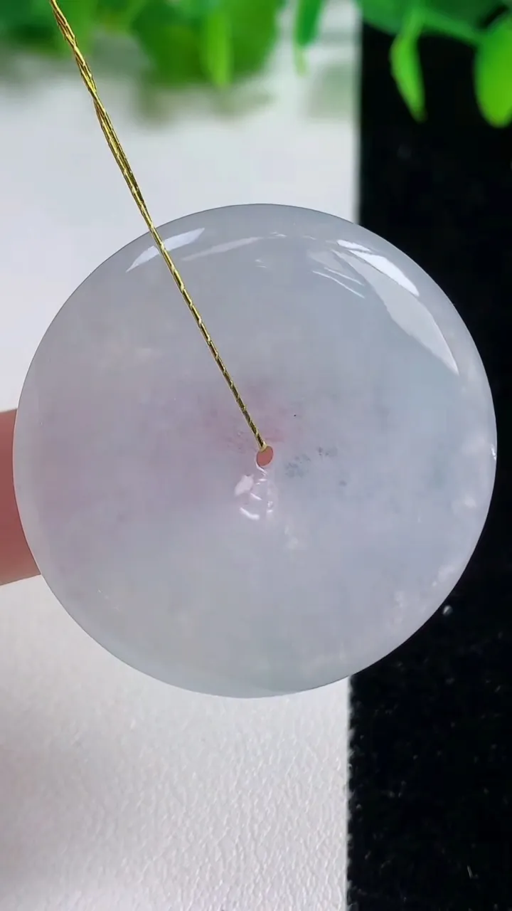天然A货翡翠平安扣吊坠，尺寸38-6，重量:18.95g
10月19日