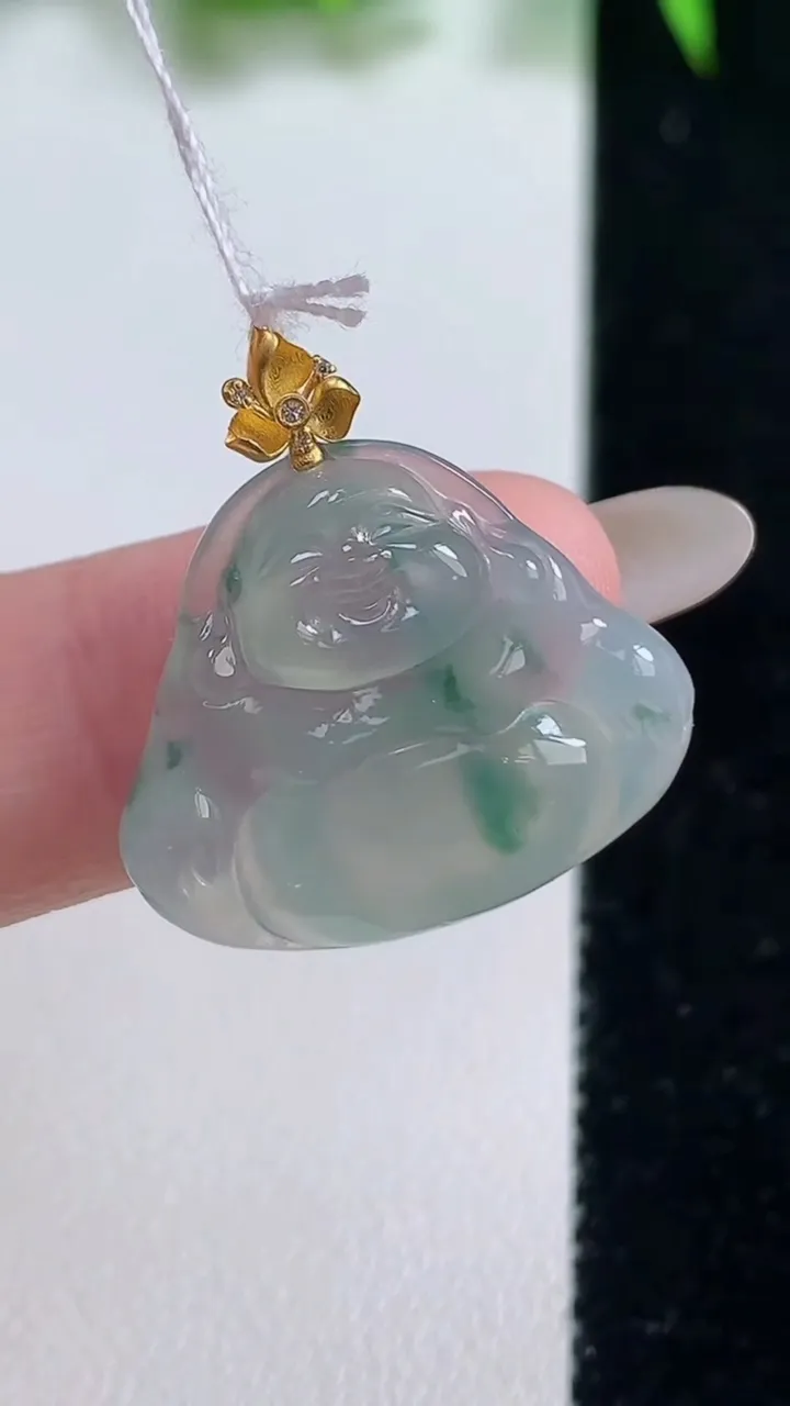 天然A货翡翠种飘花佛公吊坠，尺寸19.6-23-4.3，重量:3.56g
10月19日