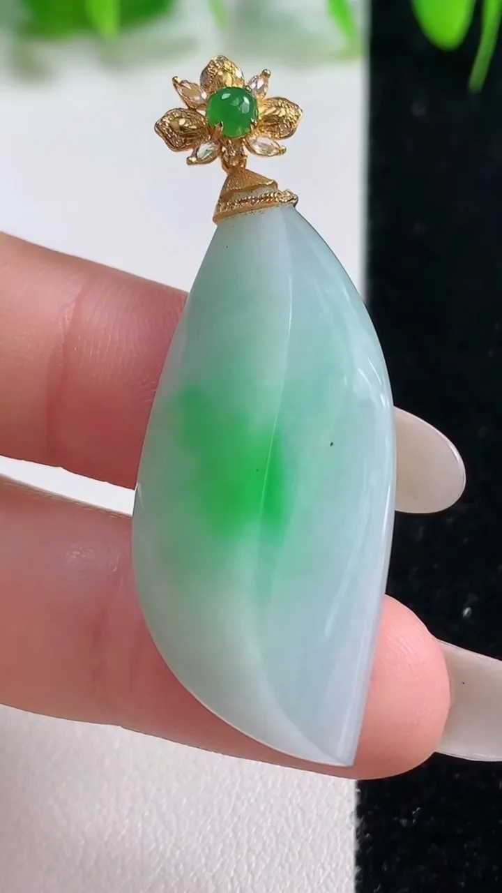 天然A货翡翠随形吊坠，尺寸39-17.4-12，重量:12.00g
10月19日